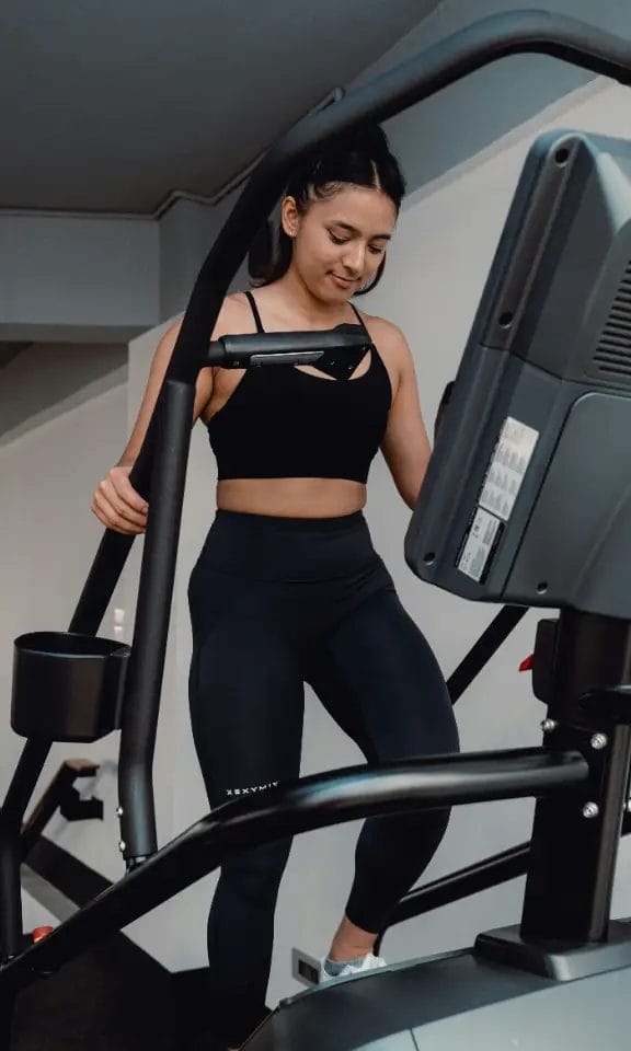 Teen training on step machine